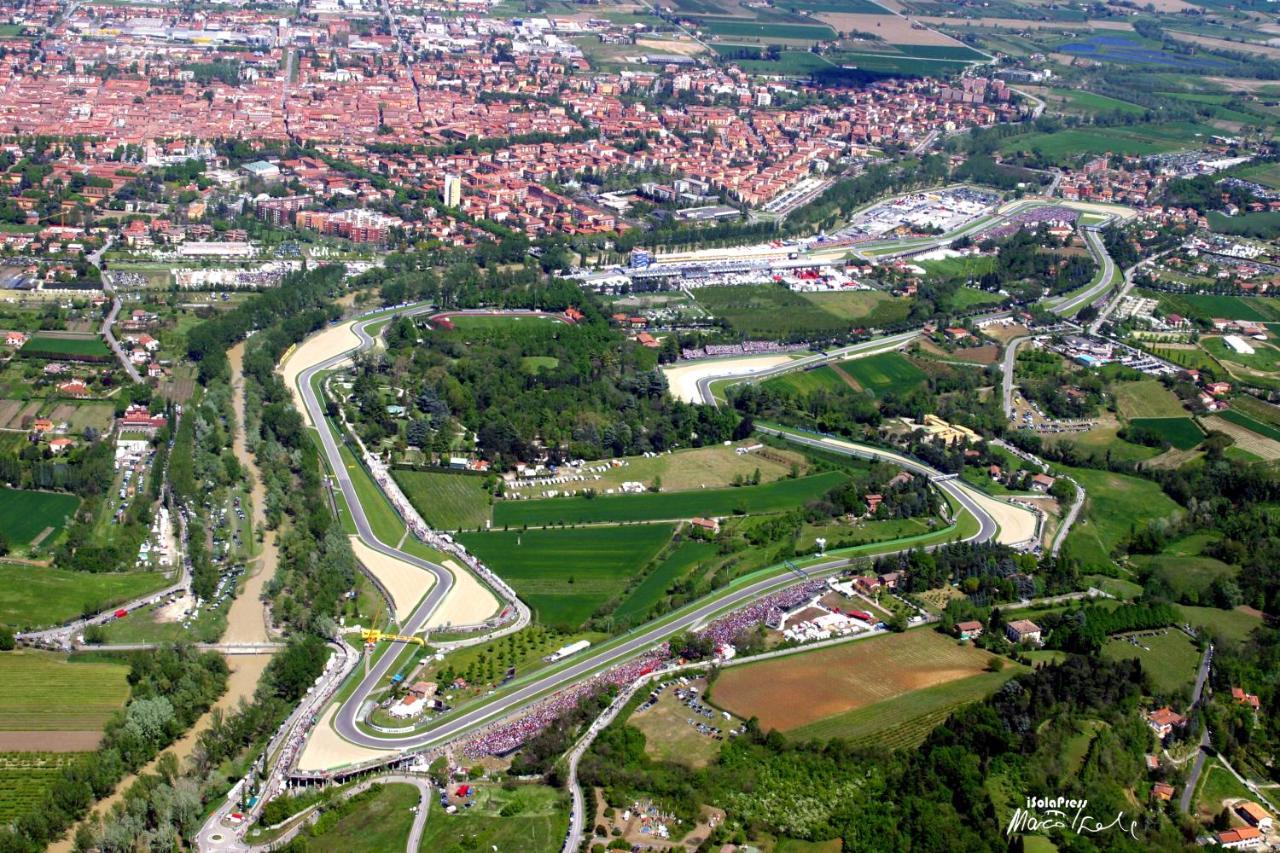 La Dimora Delle Emozioni - Il Fascino Del Centro Storico E L'Adrenalina Dell'Autodromo Leilighet Imola Eksteriør bilde